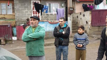 Într-o casă cu trei camere de pe Mirăuți au domiciliul legal 55 de țigani, membri ai unei singure familii