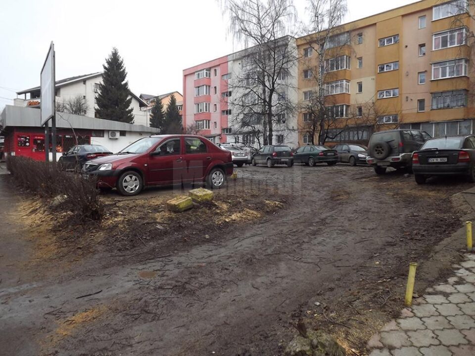 Terenul pe care urmează să fie construit un bloc de locuințe, cu spatii comerciale și birouri