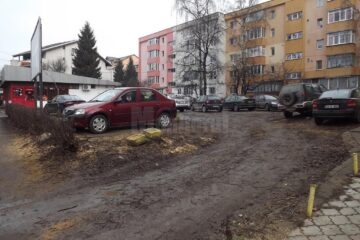 Terenul pe care urmează să fie construit un bloc de locuințe, cu spatii comerciale și birouri