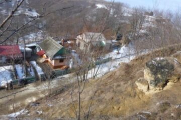 Specialiștii au apreciat că blocul de piatra pune în pericol patru case și trei anexe