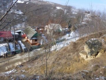 Specialiștii au apreciat că blocul de piatra pune în pericol patru case și trei anexe