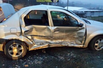 Două dintre mașinile avariate în urma accidentului de la Șcheia
