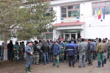 Cei peste 300 de ortaci de la mina de uraniu de la Crucea continuă să fie în grevă spontană și după 48 de ore de la începerea protestului