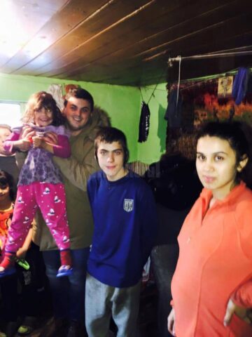 O familie necăjită din satul Dragomirna, ajutată de câțiva suceveni