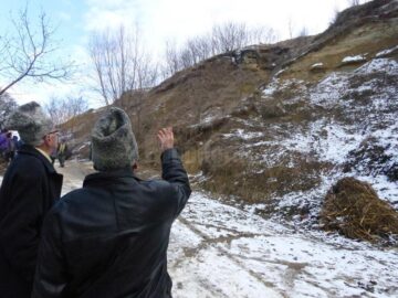 Bolovanul buclucaș care a scos șapte oameni din case, fărâmat bucată cu bucată de pompieri