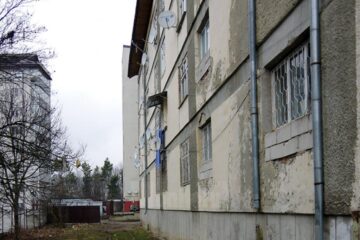 Gunoiul aruncat de la geamuri de leneși a fost curățat de primărie, din banii sucevenilor