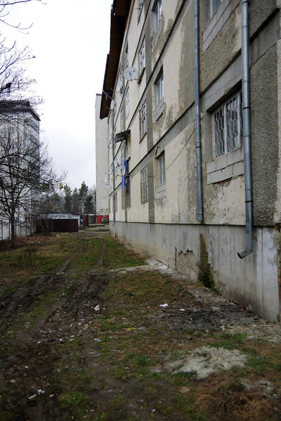 Gunoiul aruncat de la geamuri de leneși a fost curățat de primărie, din banii sucevenilor Gunoiul aruncat de la geamuri de leneși a fost curățat de primărie, din banii sucevenilor