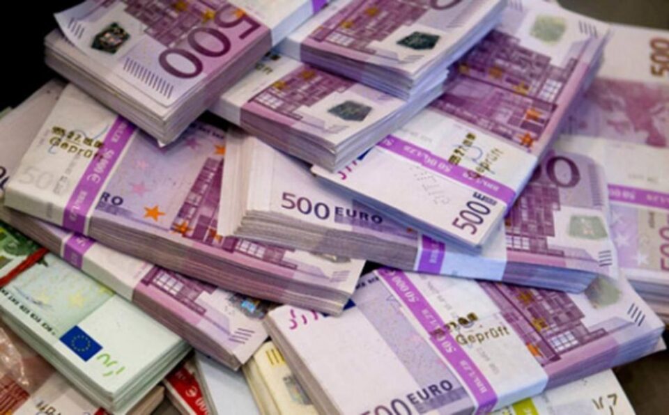 Sucevenii care s-au împrumutat la bănci au încheiat anul trecut cu o valoare a creditelor restante de peste 100 de milioane de euro Sucevenii care s-au împrumutat la bănci au încheiat anul trecut cu o valoare a creditelor restante de peste 100 de milioane de euro