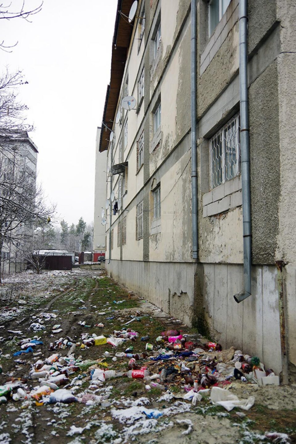 Căminul C2 din curtea Colegiului de Industrie Alimentară la începutul săptămânii