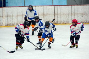Timp de trei zile, patinoarul din Suceava va fi plin cu ocazia Memorialului „Ștefan Tomovici”