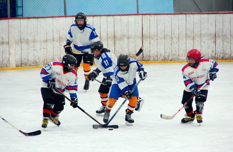 Timp de trei zile, patinoarul din Suceava va fi plin cu ocazia Memorialului „Ștefan Tomovici” Timp de trei zile, patinoarul din Suceava va fi plin cu ocazia Memorialului „Ștefan Tomovici”