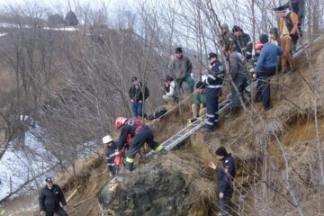 Blocul de piatră cu un diametru de aproximativ patru metri care punea în pericol patru locuințe din comuna Hârtop a fost sfărâmat bucată cu bucată