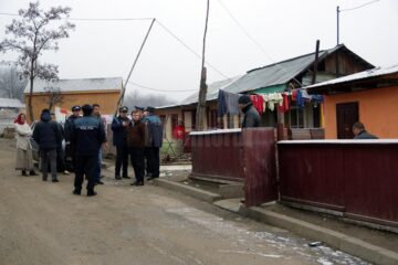 Comunitatea de țigani de pe Mirăuți, „vizitată” ieri dimineață de zeci de polițiști