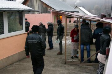 Comunitatea de țigani de pe Mirăuți, „vizitată” ieri dimineață de zeci de polițiști