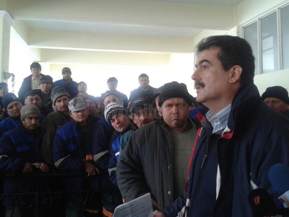 Protestatarii și ministrul Energiei, Andrei Gerea, au semnat ieri un protocol care prevede rezolvarea multora dintre revendicările minerilor Protestatarii și ministrul Energiei, Andrei Gerea, au semnat ieri un protocol care prevede rezolvarea multora dintre revendicările minerilor