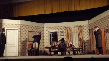 Aplauze la scenă deschisă pentru actorii botoșăneni, după spectacolul „Bani din cer”