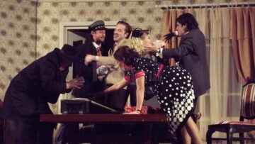 Aplauze la scenă deschisă pentru actorii botoșăneni, după spectacolul „Bani din cer”