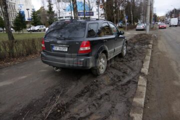 Mașini parcate în mijlocul trotuarelor, ore în șir, în zona Universității