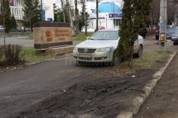 O parte dintre mașinile urcate pe trotuar sunt ale unor studenți