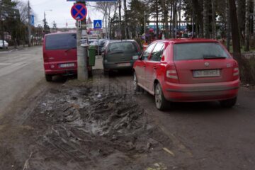 Mașini parcate în mijlocul trotuarelor, ore în șir, în zona Universității