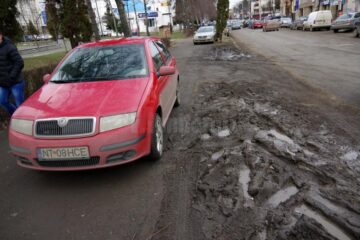 Mașini parcate în mijlocul trotuarelor, ore în șir, în zona Universității