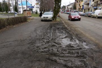 Mașini parcate în mijlocul trotuarelor, ore în șir, în zona Universității