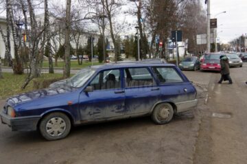 Mașini parcate în mijlocul trotuarelor, ore în șir, în zona Universității