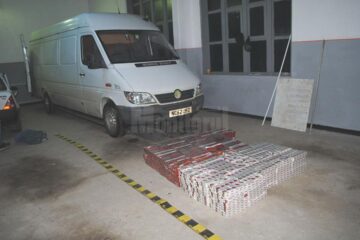 În podeaua vehiculului, polițiștii au găsit peste 4.000 de pachete de țigări de diverse mărci