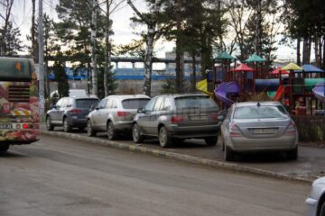 Mașini parcate în mijlocul trotuarelor, ore în șir, în zona Universității