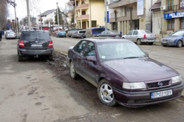 Mașini parcate în mijlocul trotuarelor, ore în șir, în zona Universității