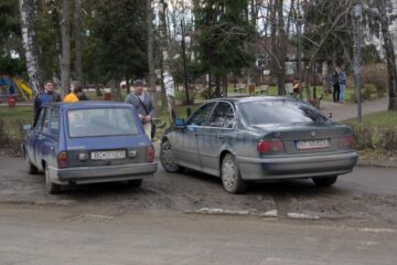 În zona trecerii de pietoni de la Universitate, mașinile sunt pe trotuar