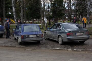 Mașini parcate în mijlocul trotuarelor, ore în șir, în zona Universității