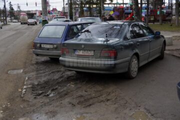 Mașini parcate în mijlocul trotuarelor, ore în șir, în zona Universității