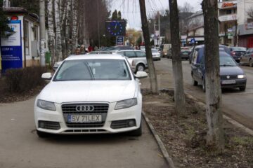 Mașini parcate în mijlocul trotuarelor, ore în șir, în zona Universității