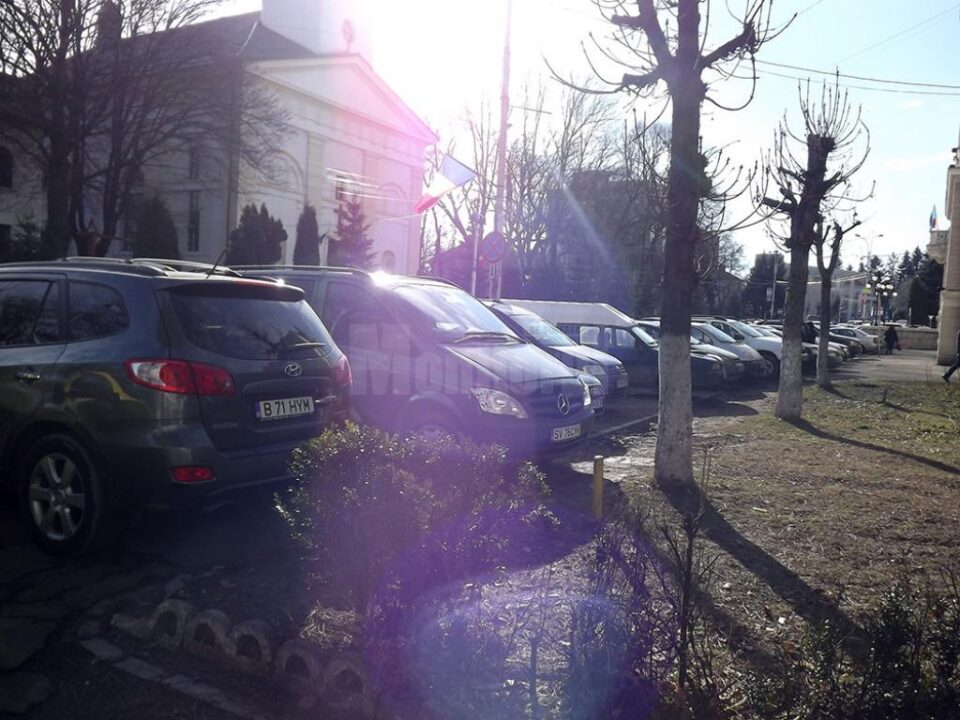 Trotuarul de lângă Palatul Administrativ este ocupat în întregime de mașini
