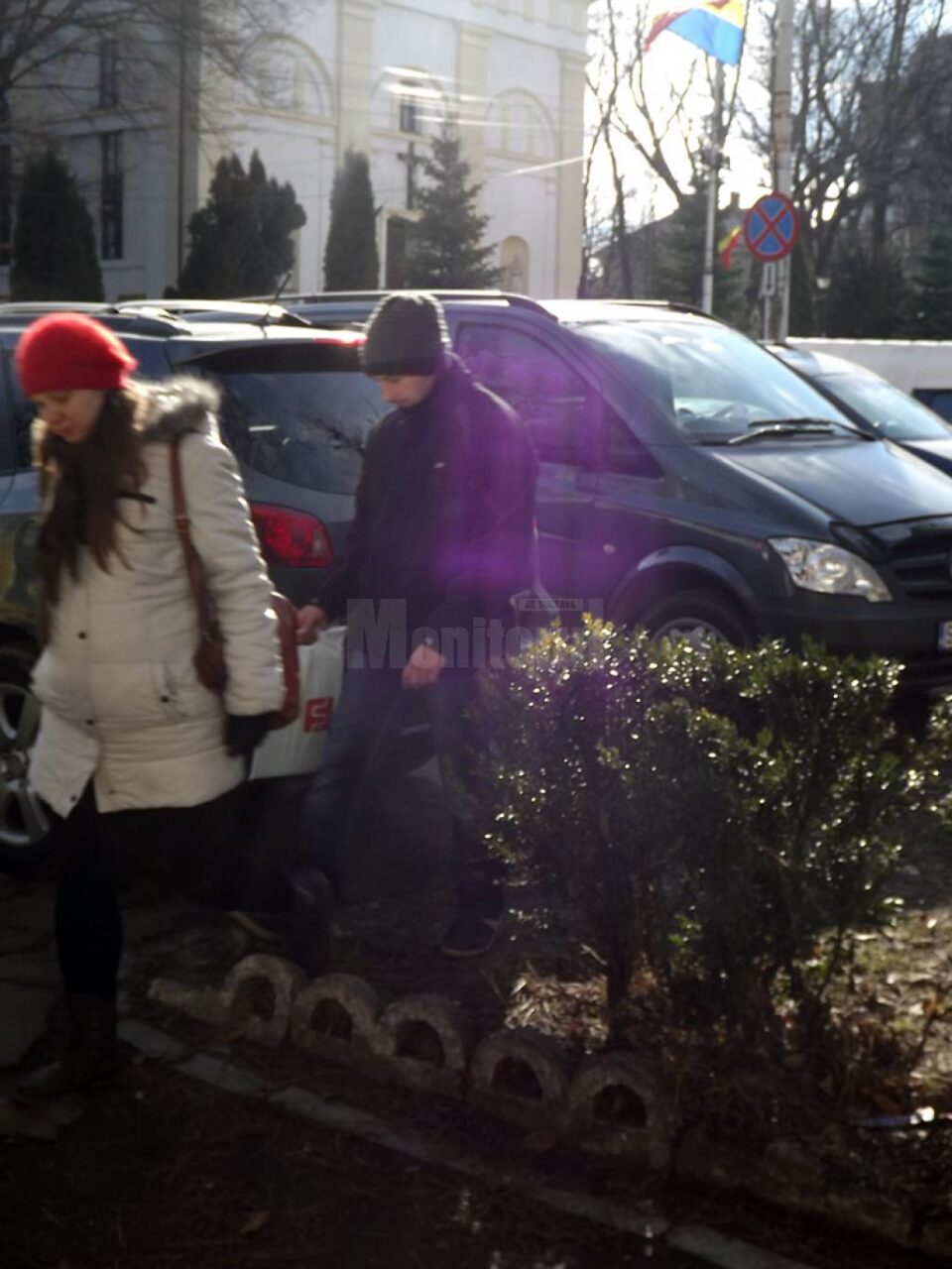 Trotuarul de lângă Palatul Administrativ este ocupat în întregime de mașini