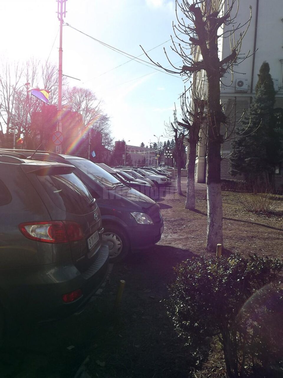 Trotuarul de lângă Palatul Administrativ este ocupat în întregime de mașini