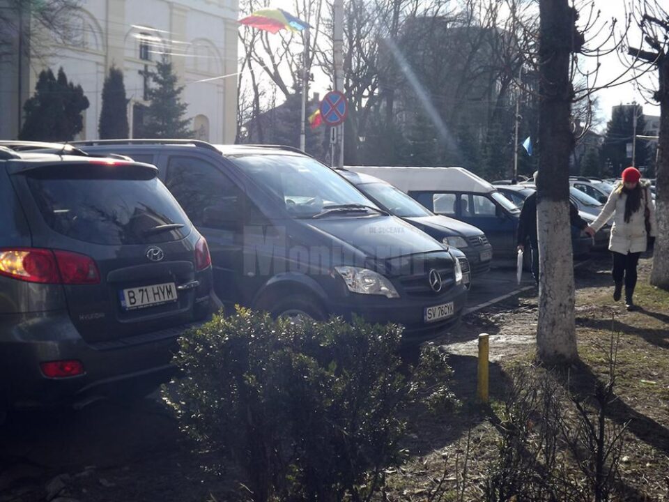 Trotuarul de lângă Palatul Administrativ este ocupat în întregime de mașini