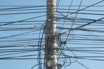 Primăria Suceava va tăia cablurile de pe stâlpi nerevendicate de proprietari