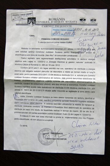 Trăiesc la lumânare și lampă cu petrol, la doar câțiva kilometri de Suceava