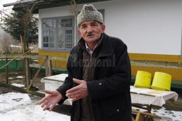 Trăiesc la lumânare și lampă cu petrol, la doar câțiva kilometri de Suceava