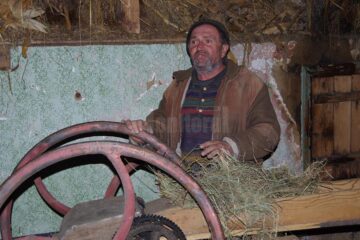 Trăiesc la lumânare și lampă cu petrol, la doar câțiva kilometri de Suceava