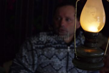 Trăiesc la lumânare și lampă cu petrol, la doar câțiva kilometri de Suceava