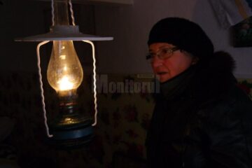 Trăiesc la lumânare și lampă cu petrol, la doar câțiva kilometri de Suceava