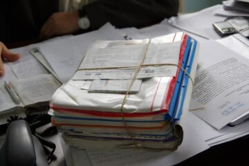 Trăiesc la lumânare și lampă cu petrol, la doar câțiva kilometri de Suceava