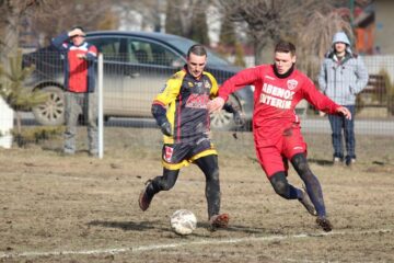 Iulian Ionesi (stinga) va ajuta Bucovina atât ca antrenor, cât și din teren, ca jucător