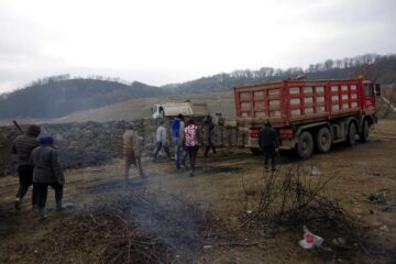 Fiecare camion ce vine înseamnă o nouă șansă de a recupera ceva fier Fiecare camion ce vine înseamnă o nouă șansă de a recupera ceva fier