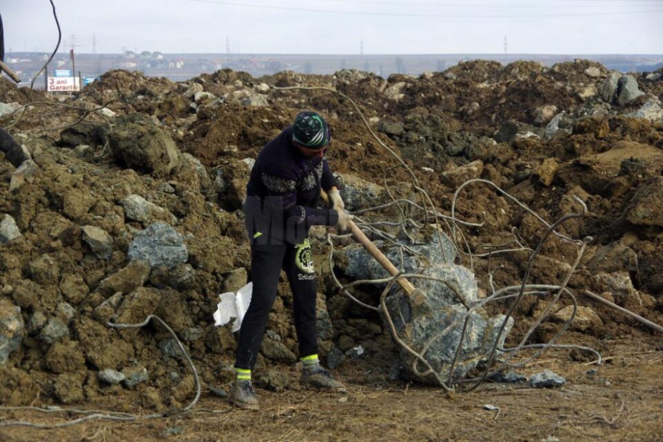 Pentru fiecare bară de fier smulsă din beton au de vărsat multă sudoare