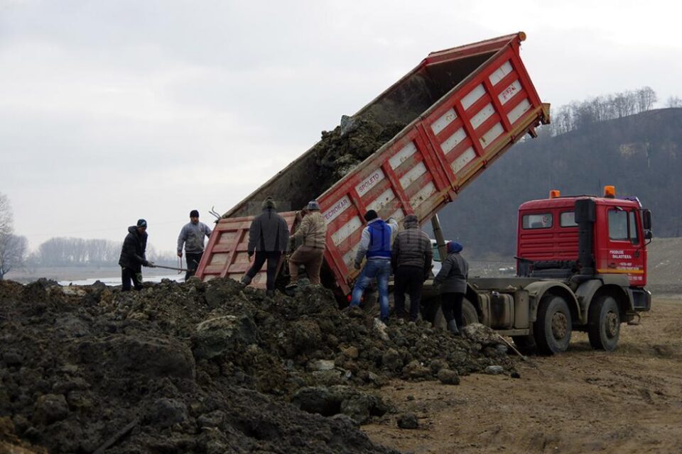 Fiecare camion ce vine înseamnă o nouă șansă de a recupera ceva fier