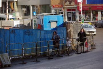 Zona de protecție pentru pietoni, amenajată în jurul șantierului de modernizare a cinematografului